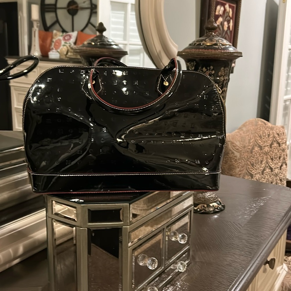 Arcadia patent leather zip to zip black handbag